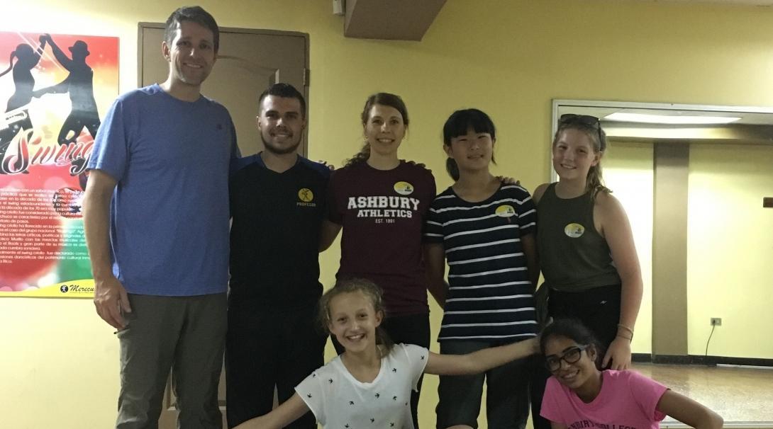 Middle school students take part in a Latin dance class with Projects Abroad supervisors after doing volunteer work. A group of middle school students enjoy a Latin dance class after a day filled with volunteering abroad.